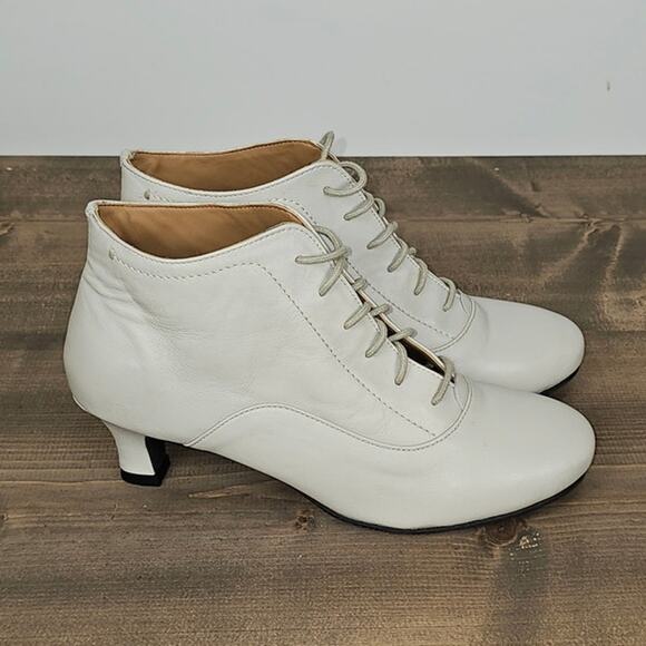 Array by Massey leather lace up ankle boots womens sz9M light grey butter soft - Picture 3 of 11